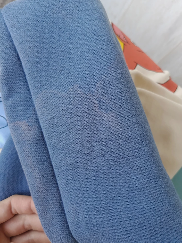 Толстовка пришла с пятнами на капюшоне. В ПВ сразу не заметили , а вот на дневном свете ((((Продавцу пишу вопросы , но он молчит уже 4 й день. Что делать и как быть??? Ребёнок расстроился.