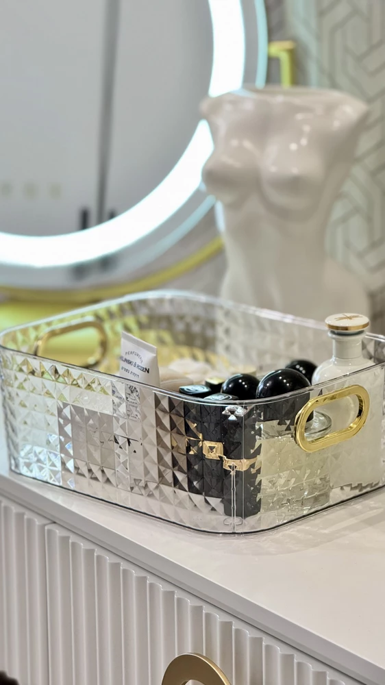 Шикарный стильный органайзер, качественный пластик, аккуратное исполнение🫶.Помещается достаточное количество косметики, но в то же время очень оптимальный размер и занимает не так много места. Получила быстро, упаковано надежно, без нареканий 💪 Девочки, смело берите на подарки и порадовать себя любимых 😍