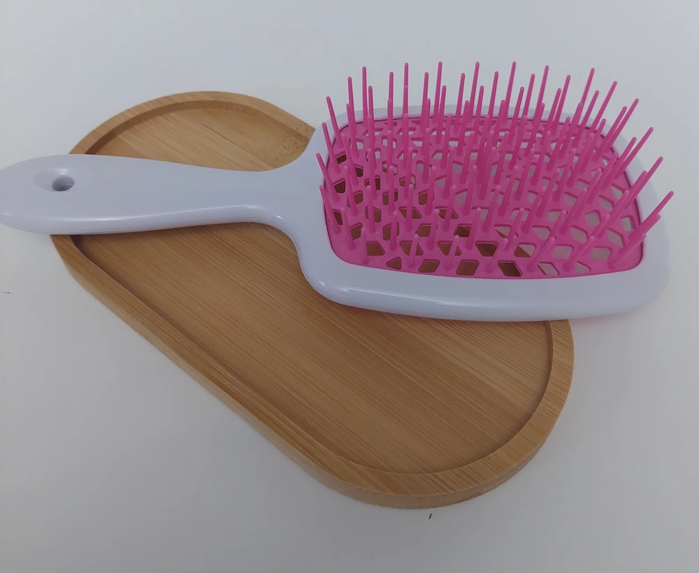 Расческа понравилась, легкая и удобная. Ребёнок без проблем дал расчесать свои волосы 👍