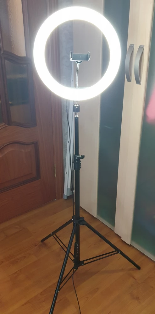 Всё работает отлично. Хорошая упаковка ничего не сломалось. В комплекте есть настольный штатив. Ребенок доволен. Спасибо