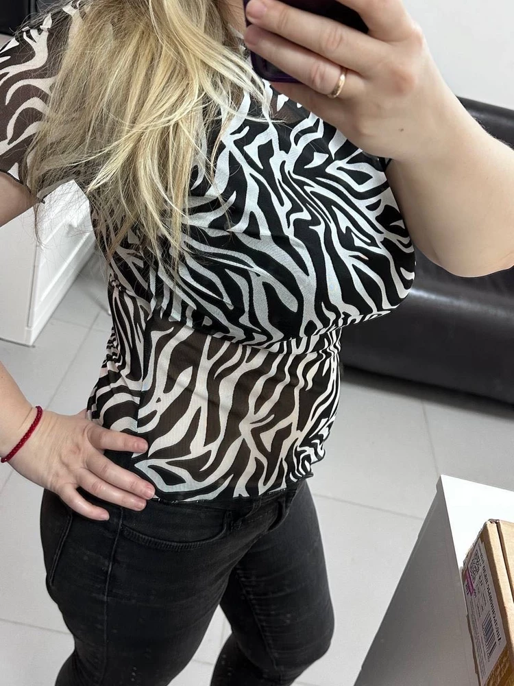 Футболка просто огонь! Ткань легкая, хорошо тянется на лето самое то. Садится по фигуре, яркий и четкий принт.