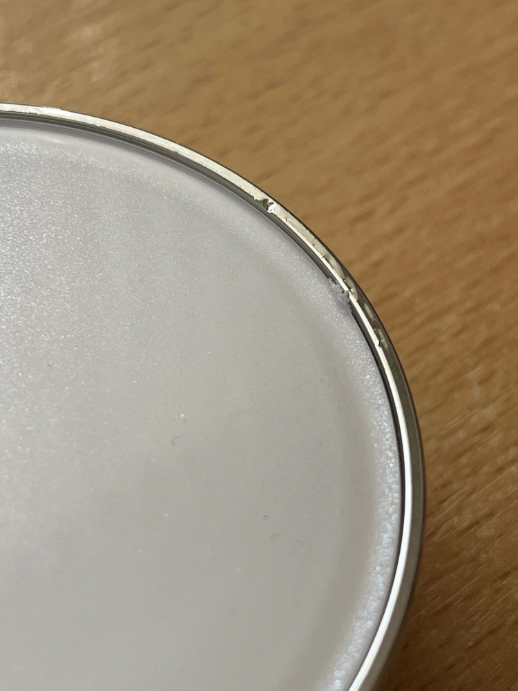 В целом все в порядке, аккуратный футляр, нейтрального цвета, на зеркале пленка. Но на корпусе сколы. Спонжик плохой, с жесткими тонкими краями, я поцарапалась. Придется покупать новый, а это дополнительная трата, получается футляр выходит еще дороже.