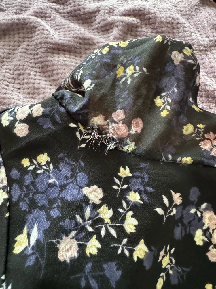 Платье еще не носила,только примеряла, и уже рукав с одной стороны порвался по шву, с другой вот-вот разорвется.