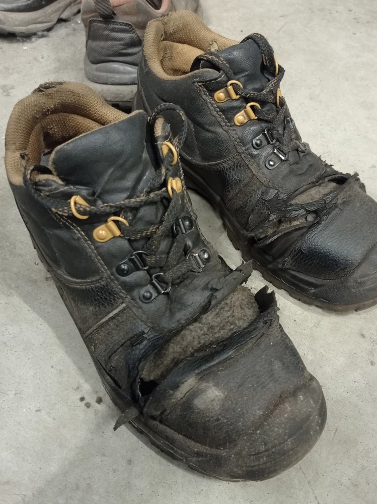 Качество 👎это состояние ботинок через 5 месяцев работы в автосервисе