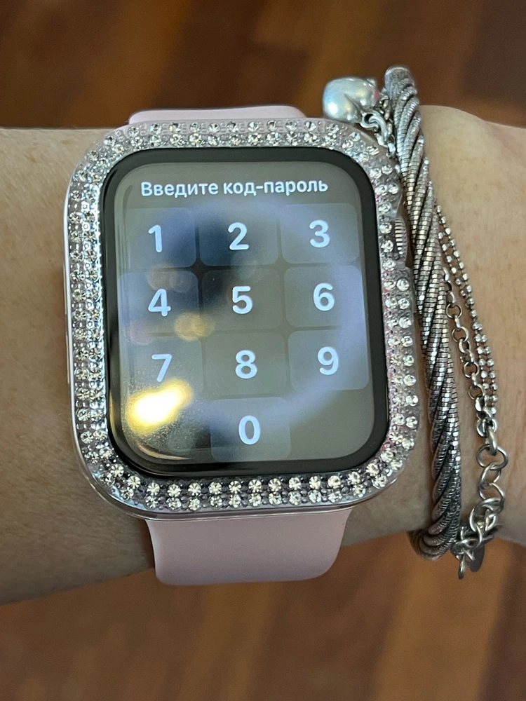 Отличный чехол. Сидит как влитой на оригинальных Apple Watch 6 44 мм. Смотрится очень красиво!
Доставили быстро, упаковано очень хорошо. Спасибо продавцу!