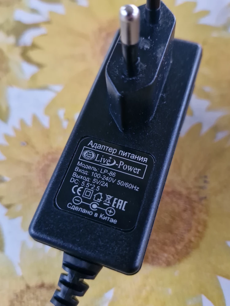 Написано 5V, а по факту там все 12V, что в итоге сжог себе ТВ приставку 😭