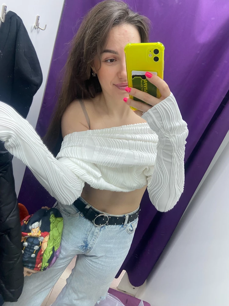 Не тянется от слова совсем . Не знаю как их одевают) на s заказала L , это максимум в который я влезла 😂