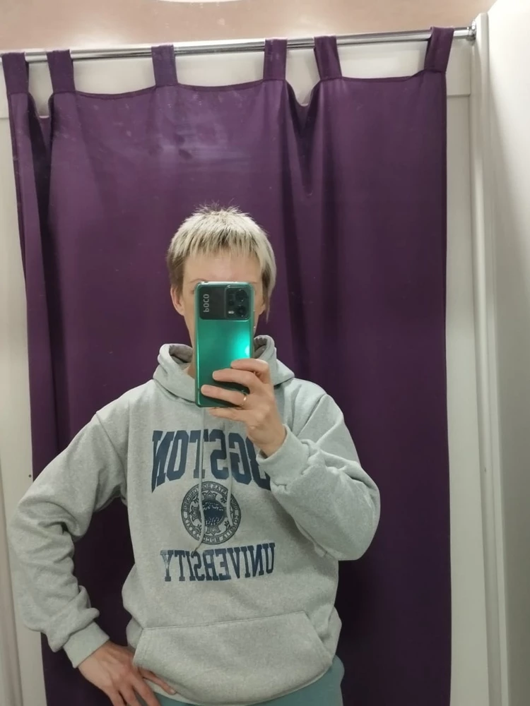 Худи понравилось по качеству ткани и посадке. Иногда оверсайз на мне сидит" пузырем", здесь такого эффекта нет, что меня очень порадовало. Купила на свой 42 размер размер М- идеально. Отметила хорошее качество швов, все ровно прошито, нигде нитки не торчат, вокруг шеи шов дополнительно имеет отстрочку х/б, поэтому ничего не трет и форму не теряет. Капюшон не огромный, не образуется "горб" если худи одеть под верхнюю одежду. Рекомендую к покупке! Благодарю поставщика, доставка чётко по сроку, упаковка норм.