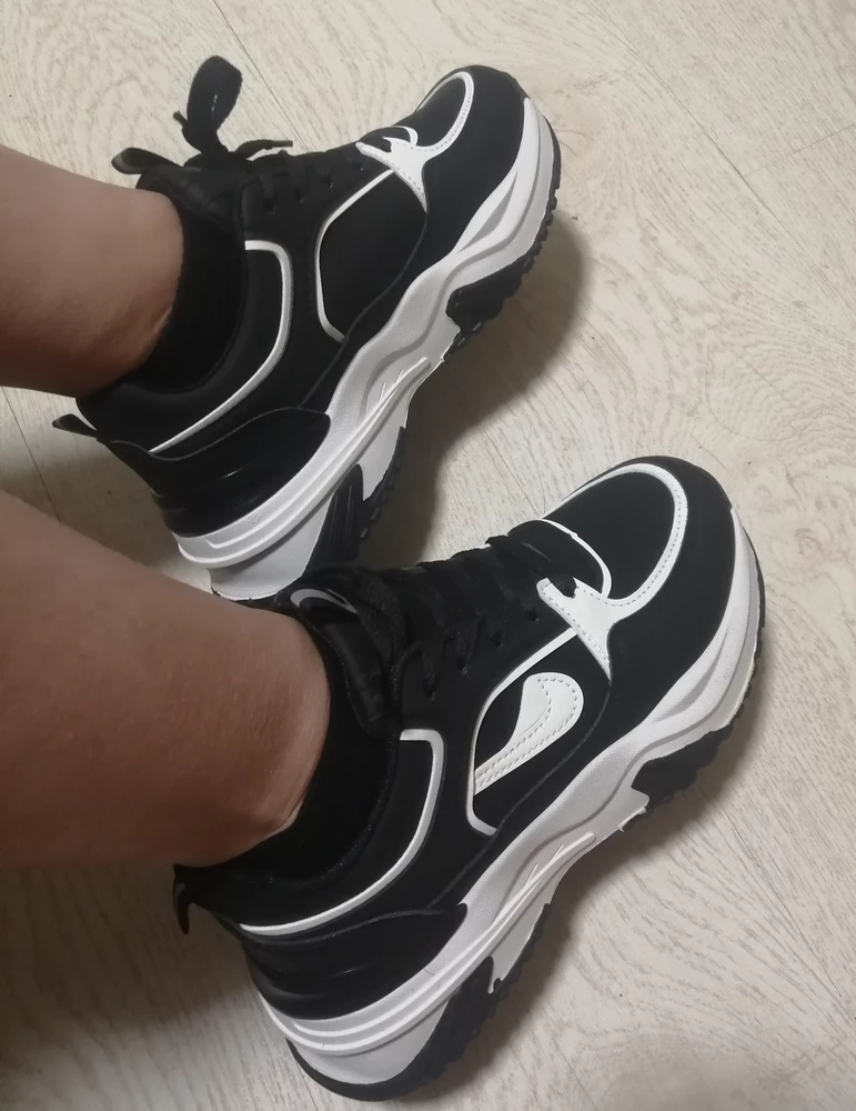 Достаточно массивные кроссы. Подошва резиновая, весомая. Я бы сказала на весну-осень. На 37 взяла 38. Размер подошёл, но запятник у кросс низковат. Надо потуже затягивать шнурки. В целом довольна. Ходить удобно.