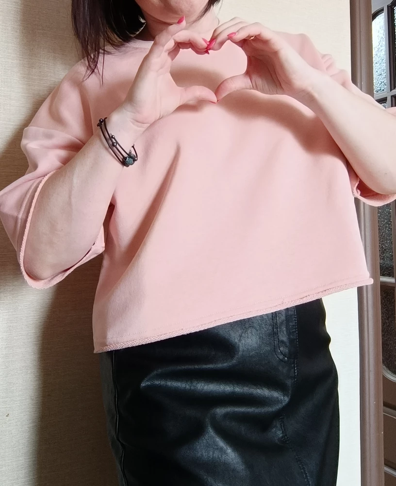 Очень классный свитшот и цвет приятный, персиковый. Размер М на 48 отлично сёл.