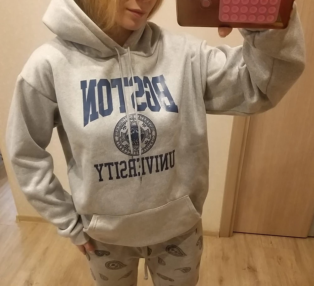 Худи отличного качества! Ткань внутри и снаружи мягкая, к телу приятная.
Швы аккуратные.
Размер XL хорошо подойдет на 46-48.
Благодарим за хорошую толстовку! 
Доставка быстрая.
Упакованно хорошо.
Продавца советую.