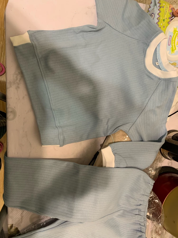 Отличный комплект. Малышу большеват немного, я закатала штаны. У нас рост 83, вес 13 кг. Взяли максимальный размер. Но уже будем носить. Ткань очень приятная, цвет тоже понравился. Плюс, что ткань тянется. Комфортная резинка на штанах, не давит. Костюм можно как и дома носить, так и на выход. Смотрится хорошо.