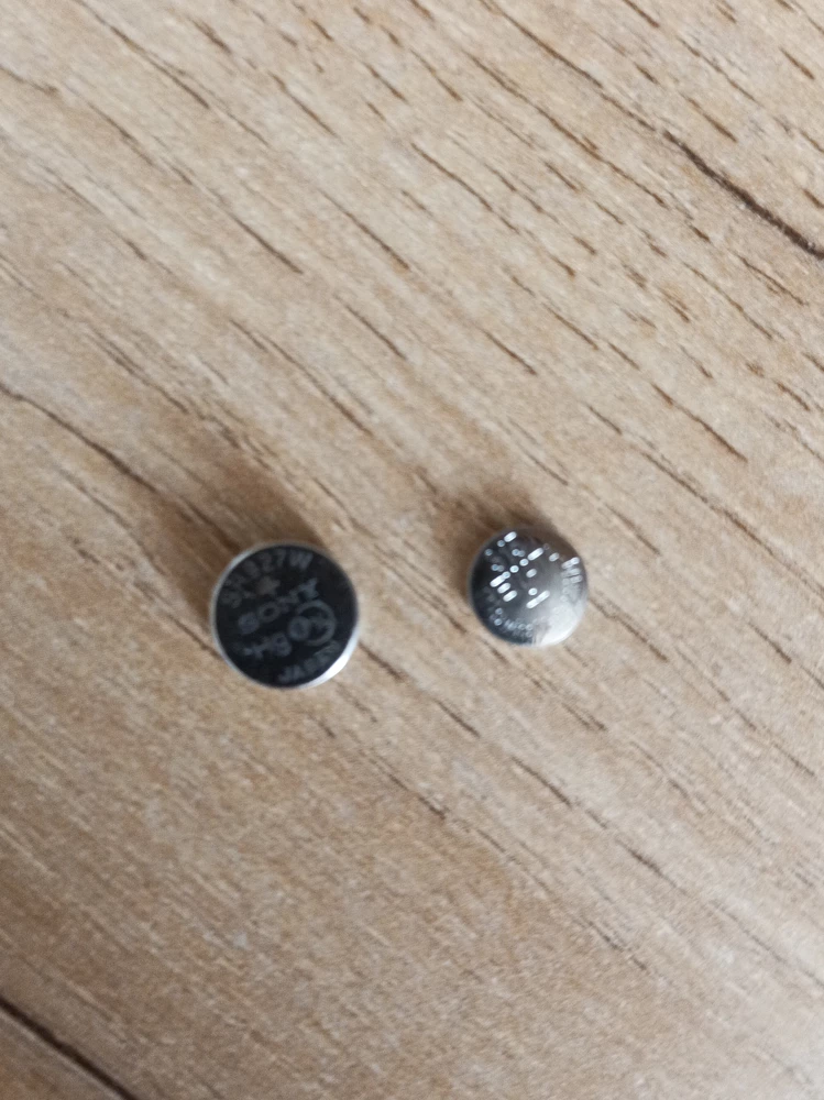 Пришла батарейка, которая в 2 раза меньше чем оригинал, тем более приехала 1, а не две. Не советую брать