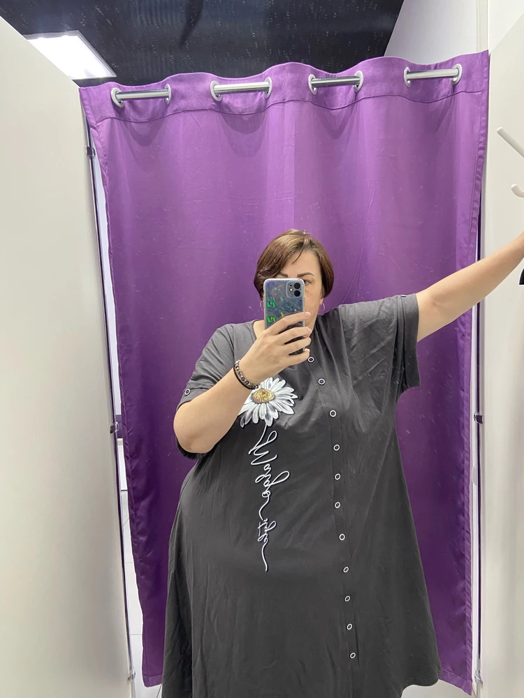 Это уже второе платье, сначала взяла 70, это 64, всё равно велико и карманы где-то там внизу , а так всем хорошее платье, но когда оно на столько велико оно не скрадывает объёмы, а добавляет, больше не закажу…