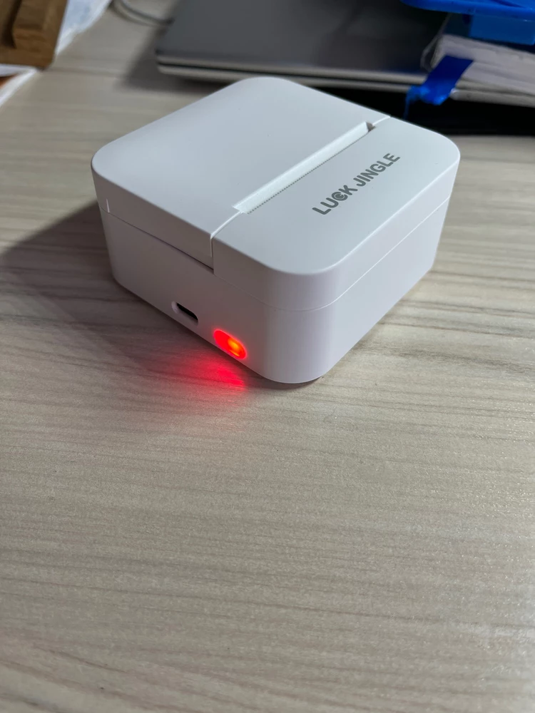 Это что за ужас я его заряжала 2 часа и до сих пор он горит красным не печатает ничего!