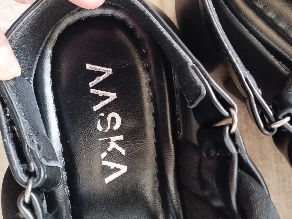 Отвратительно!! Товар пришел в рваной сто раз переклеенной коробке, на стельках протерта надпись, навесных бирок не было, на обуви не указан размер. Забрали , чтобы примерить ребенку дома, оказалось слишком широкие, нога болтается , качество ужасное, подошва  деревянная , скользкие неудобные, застёжка не регулируется. 
Понесли на возврат, на пункте отказались принимать , говорят нет бирок, размеров, плюсом потёртости. Оформляю заявку по браку , продавец нашел наглость отклонить заявку!! Я в бешенстве, выкинула на ветер полторы тысячи , это ужас! Ни в коем случае не берите ничего у данного продавца!!