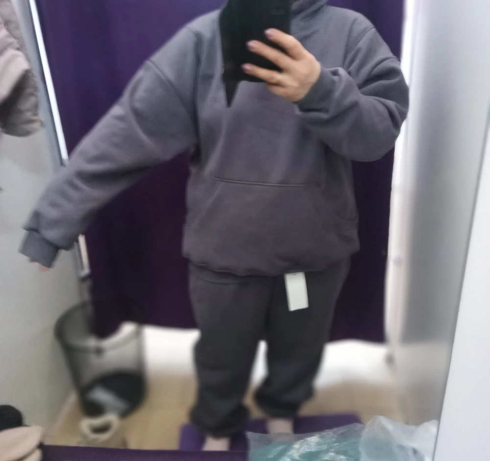 Качество хорошее.  Цвет костюма соответствует фото. Ношу 50 размер,  заказала 48, с учётом оверсайз. Но мне оказался ооочень большой,  особенно худи, к сожалению ю поэтому отказ.