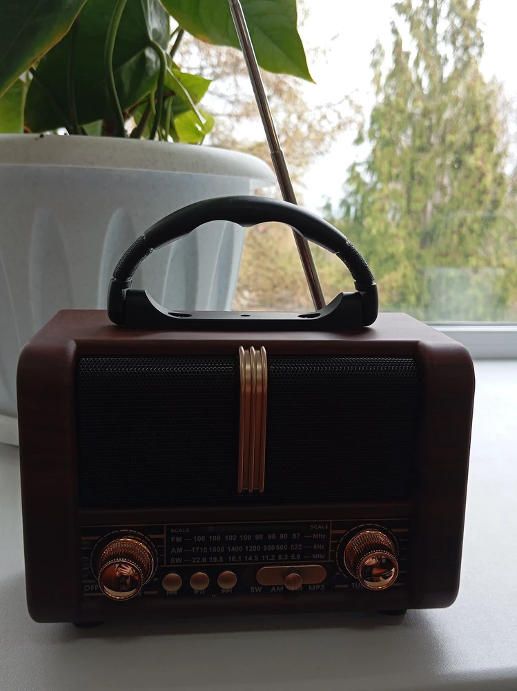 Отличное ретро радио, звук чистый.  👍