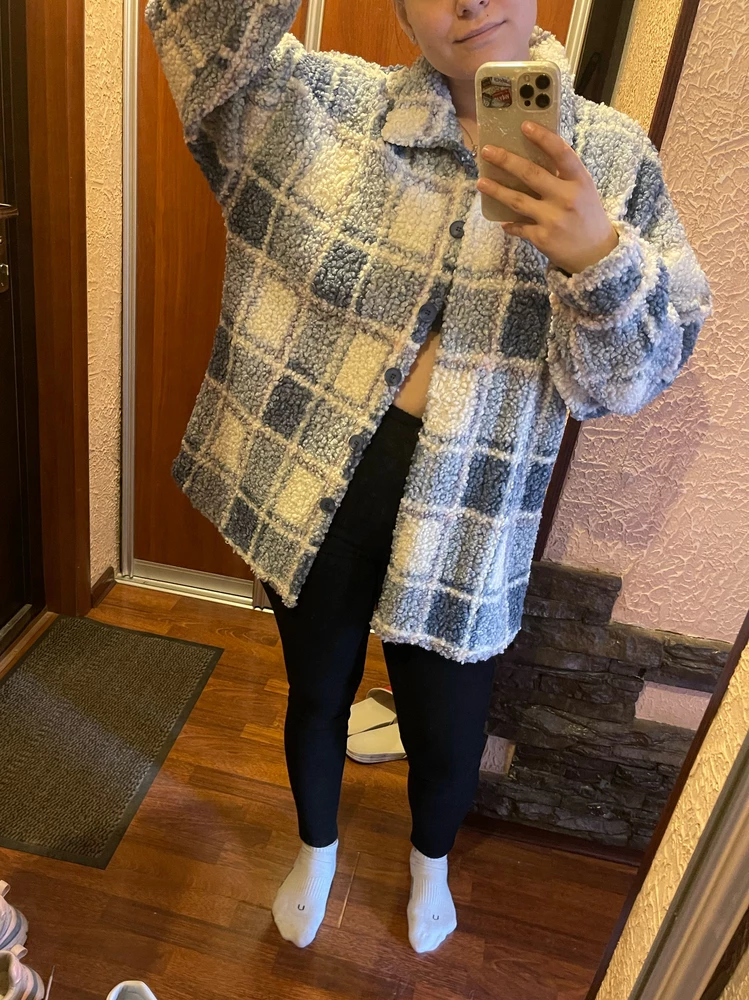 В целом мне нравится рубашка, но очень сильно линяет, поэтому одну звезду убрала