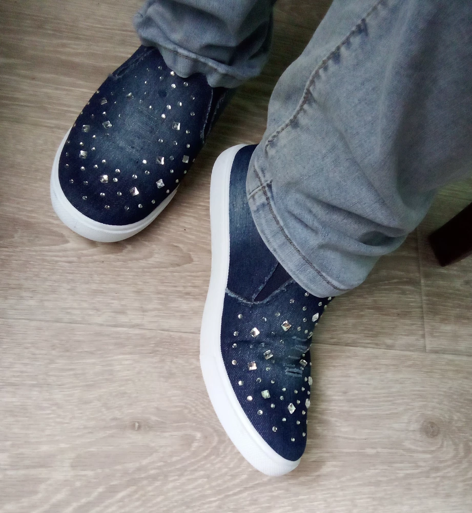 На широкую ногу отлично подошли. На 38 взяла 39 на всякий случай. Удобные, лёгкие, на ноге не чувствуются. Как в тапочках. Советую.