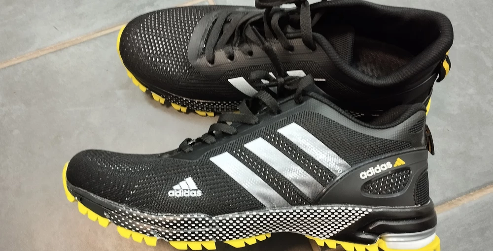 45 подходит на 44, кроссовки хорошие, соответствуют цене, качеству, есть небольшой запах, но он быстро выветривается, через определённое время, за такие деньги, я думаю есть смысл к покупке, на ноге сидят идеально, очень комфортно при ходьбе.