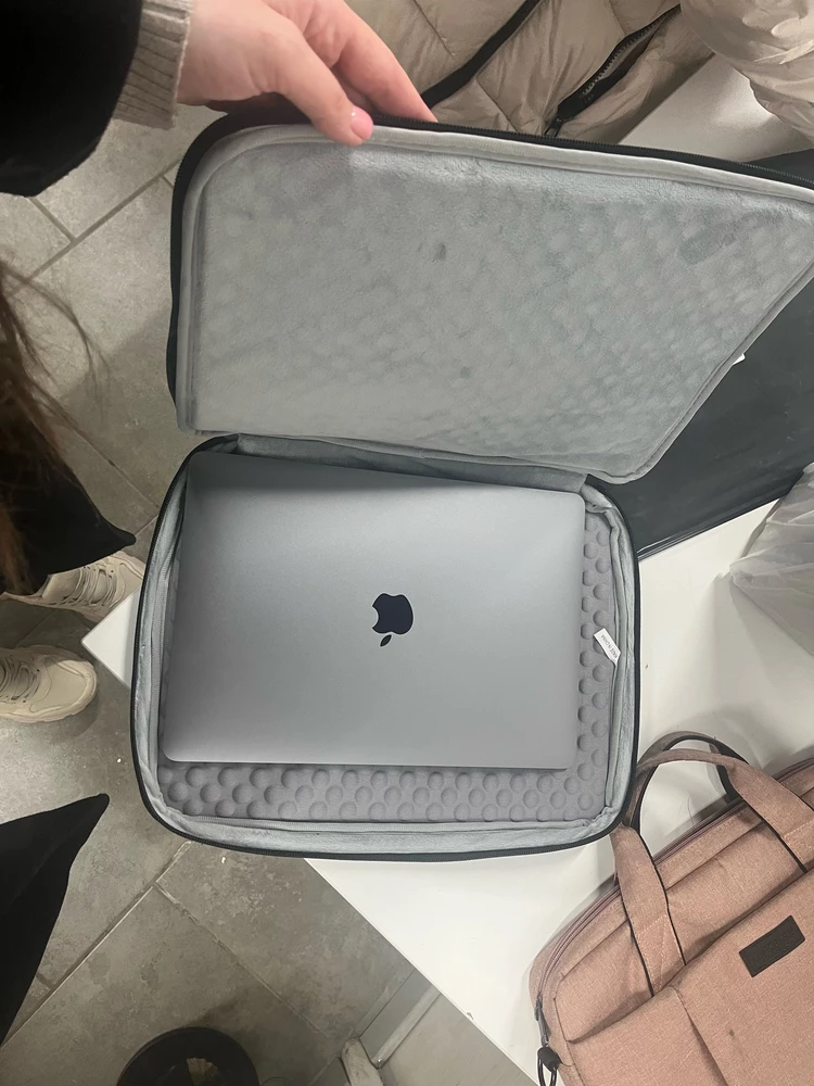 На MacBook Air 13 дюймов не подошел. Слишком много свободного места остается.  Хотя на этикетке написано 13 дюймов, но по факту это не так.
Выбирала по отзывам и фото, где ноутбук прям четко помещался. Поэтому не выкупила.

Скажите, какой артикул мне заказать под ноутбук 13 дюймов, чтоб не оставалось лишнего места?