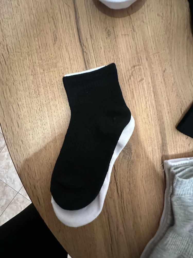 А что, простите, с размерами? Почему носки разных размеров? Типа белые на 8 лет а черные на 5?
