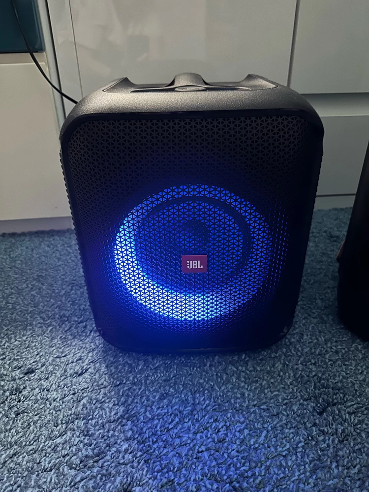 Отличная колонка, звук такой же , как и JBL 1000 , JBL 300. Рекомендую к покупке. Пришла очень быстро. Спасибо продавцу.