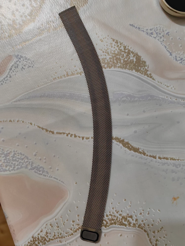 В использовании месяц, весь облез. Сегодня отвалился ремешок от крепления и часы слетели с руки, хорошо что не на улице и не на плитку упали. Ремешок подставил.