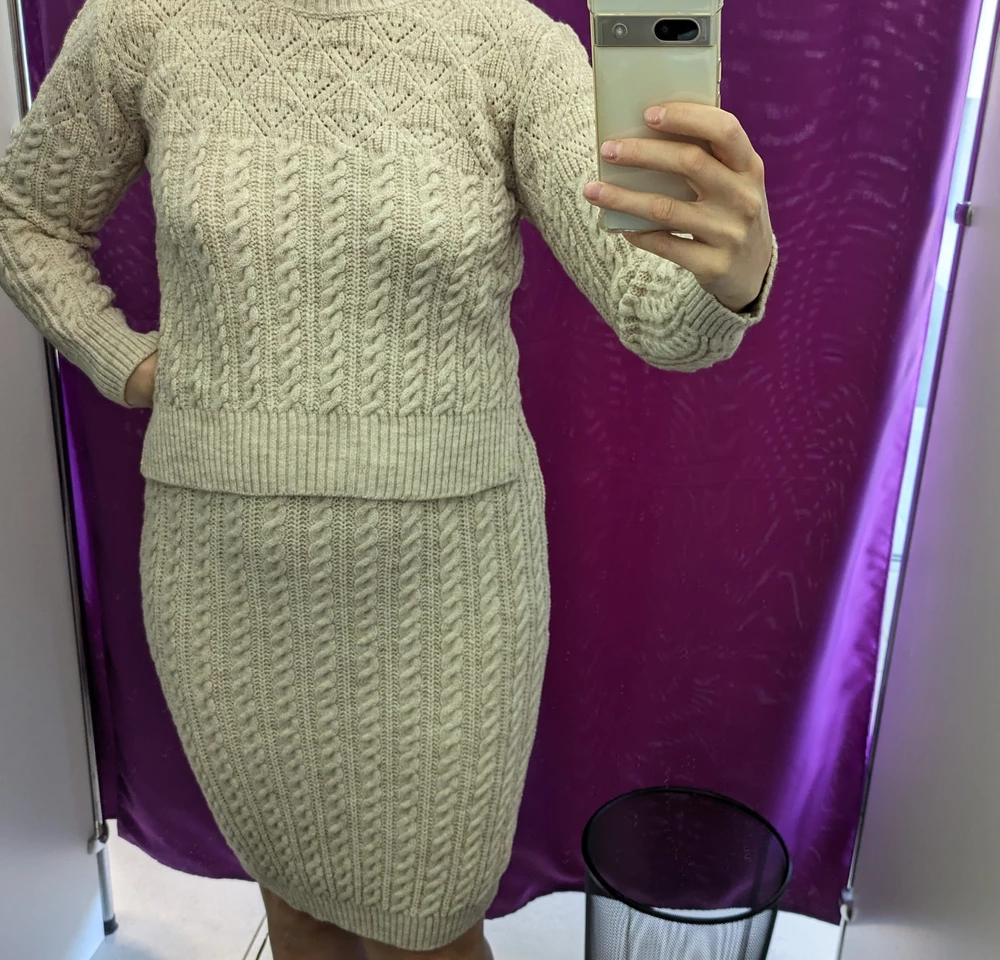 костюм в целом неплохой, но не понравилось, как сидит на мне, хотелось бы посвободнее. пришел с браком: на юбке дырочка. не сказала бы , что очень мягкий, мне колючий) мой рост 170, размер 48