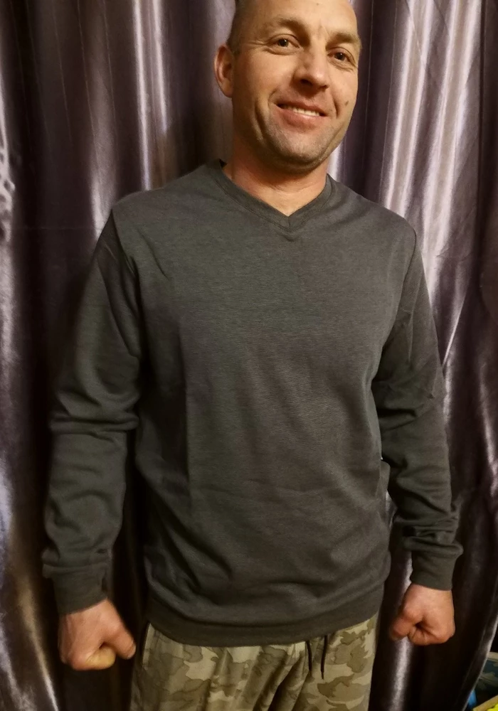 Отличный джемпер. Размер в размер. Муж остался доволен подарком. Мелочь, а приятно, тем более без повода. Рекомендую.