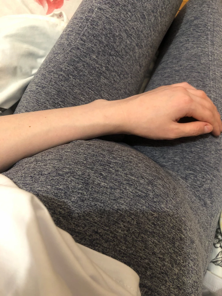 Хорошо сидит на фигуре для беременным женщинам , но цвет не тот который на фото чем я ожидала