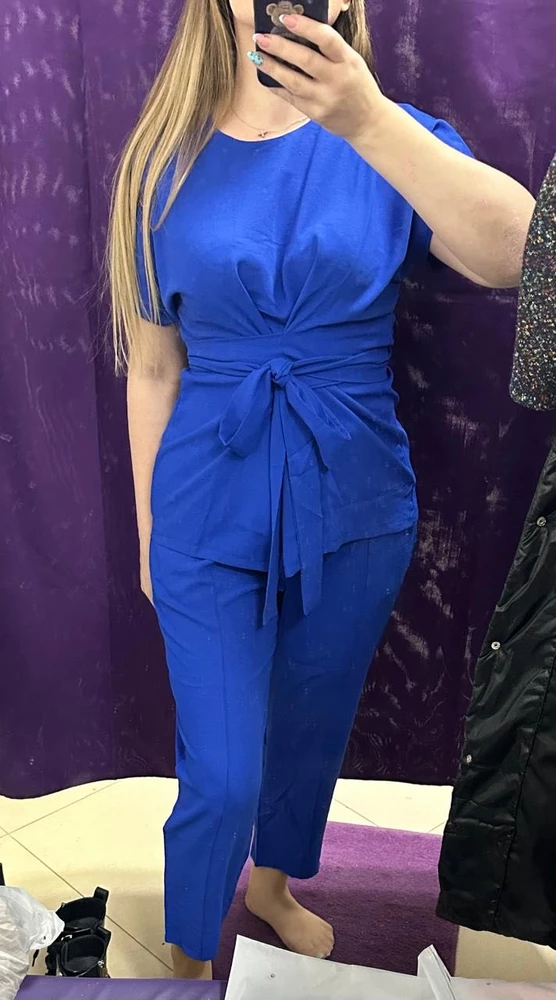 Понравился, сидит классно, скрывает животик. На 46 брала М розовый и L синий. Понравились оба цвета, но L оказался большим, не маломерит, поэтому взяла розовый. Синий очень понравился, закажу на размер меньше) Длина брюк 3/4 на рост 164см.