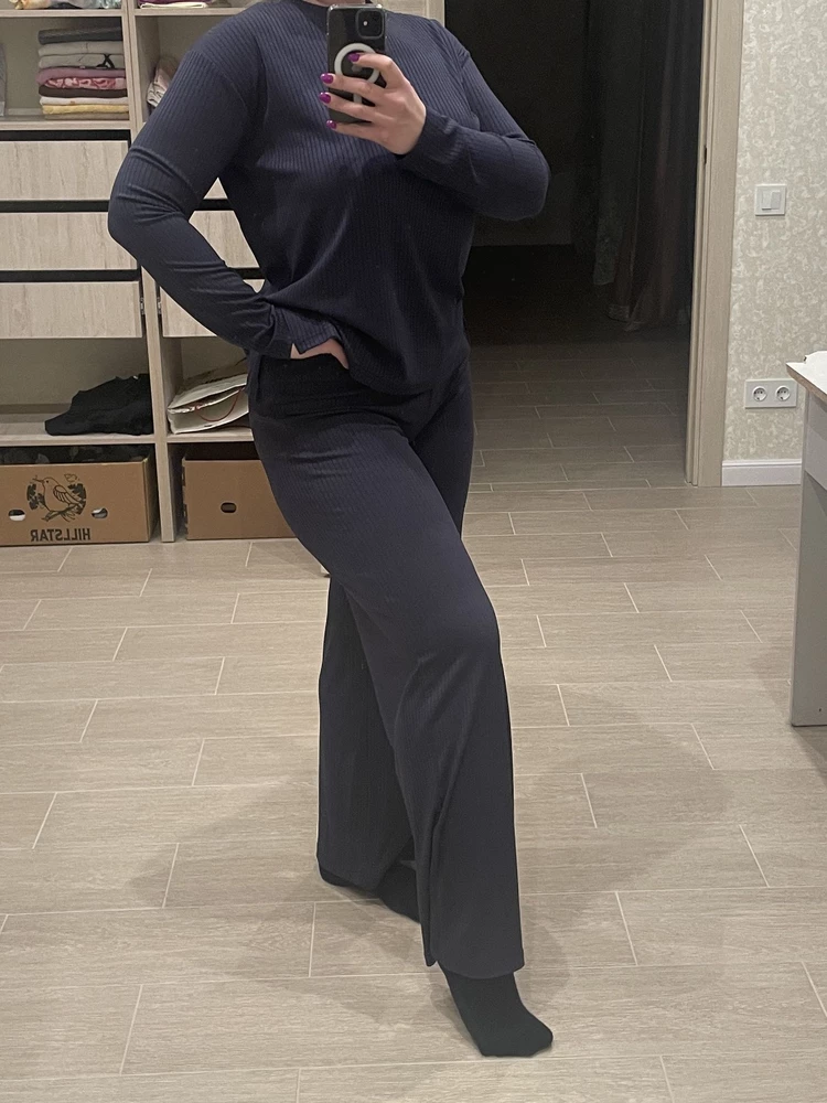 Отличный костюм. Очень причтный к телу. На 46 заказала 48, сидит свободно.