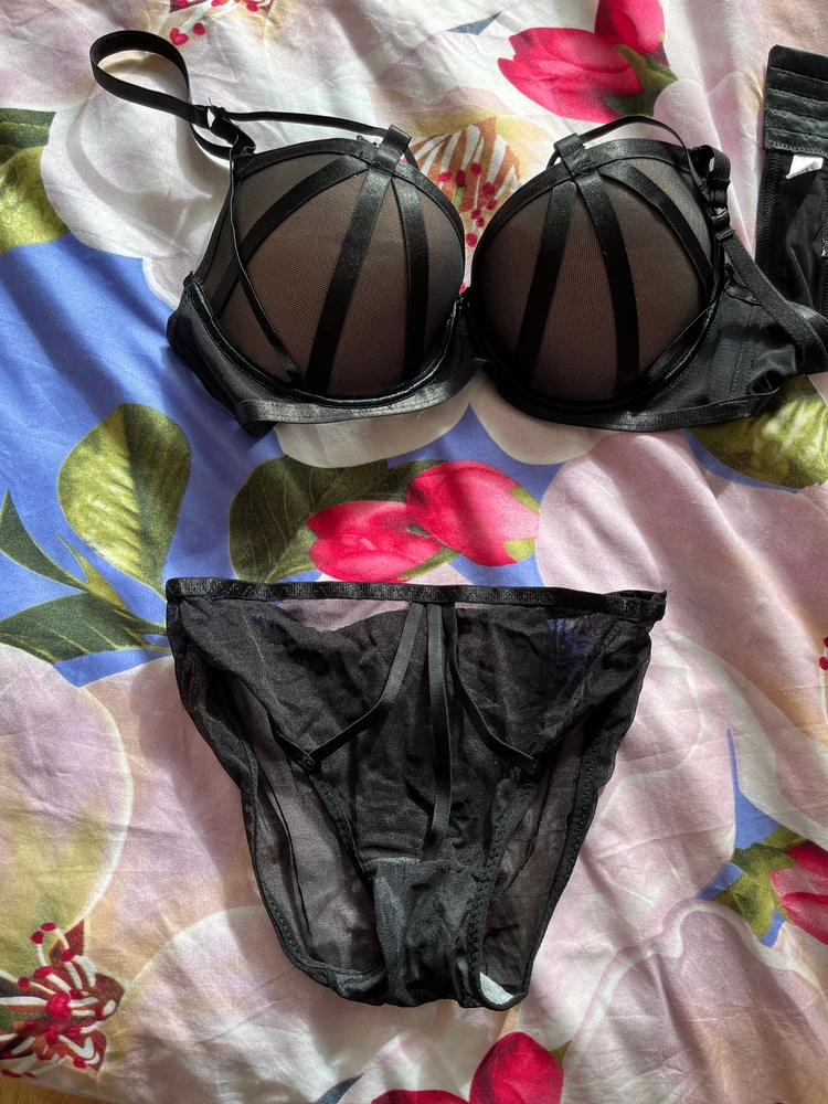 Вот вопрос к продавцу )
Бюстгальтер 85с , к нему подарочные трусы 40/42 размера …. Зачем ???
Подарок кому ????
Остальные комплекты такое же соотношение размеров ?