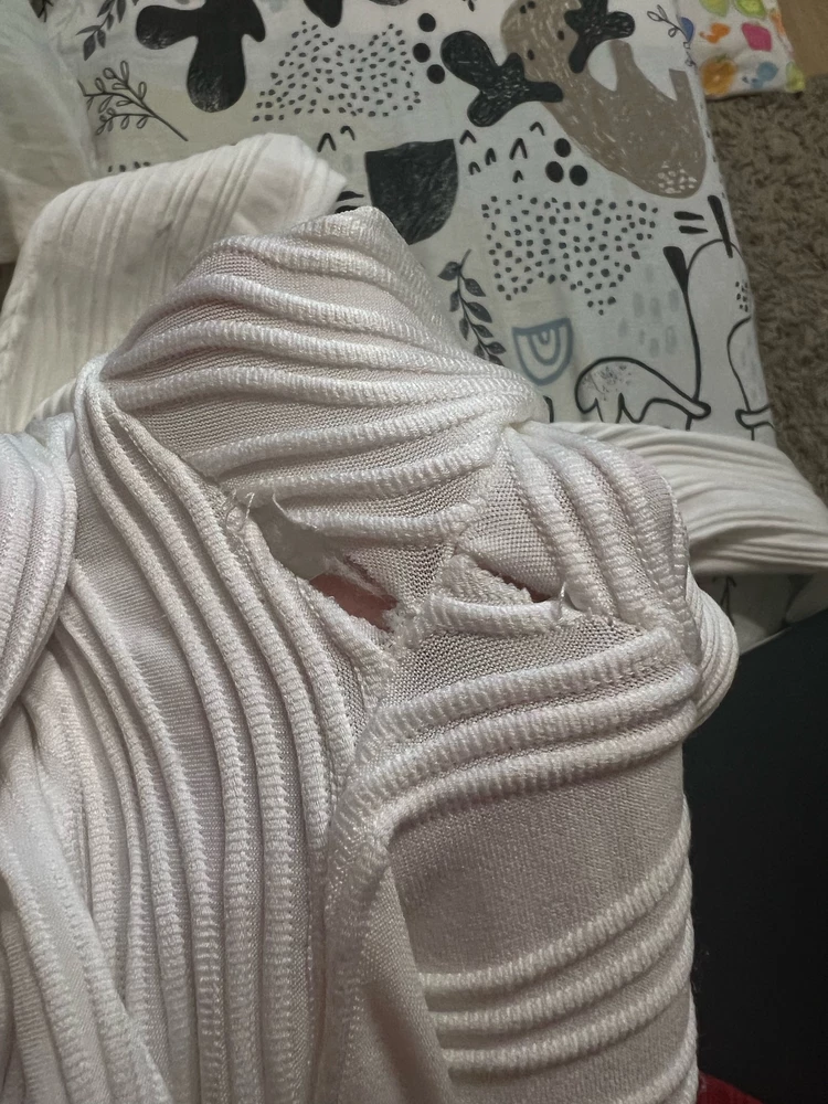 Отвратительное качество!После ПЕРВОЙ носки разошлись швы подмышками и вся кофта в зацепках
Я бы поняла если бы  размер xs натянула бы на себя девушка размера l, но кофту одевал 11 летних худенький ребенок.
Пытаюсь вернуть по браку,но продавец  не одобряет возврат.Поэтому крайне не советую!