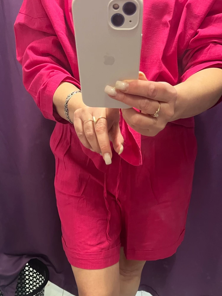 Отличное качество материала! Лен- без добавок и примесей. Пошив аккуратный.Швы ровные, нитки не торчат. Цвет насыщенный малиновый. Советую к покупке однозначно!🌷🌷🌷