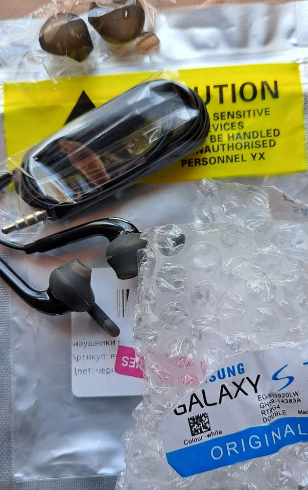 Пришли вовремя, упакованы хорошо, звучание для этой цены- супер и для моих нестандартных ушей, держаться, не выпадают и нет чувства дискомфорта при длительном использовании.