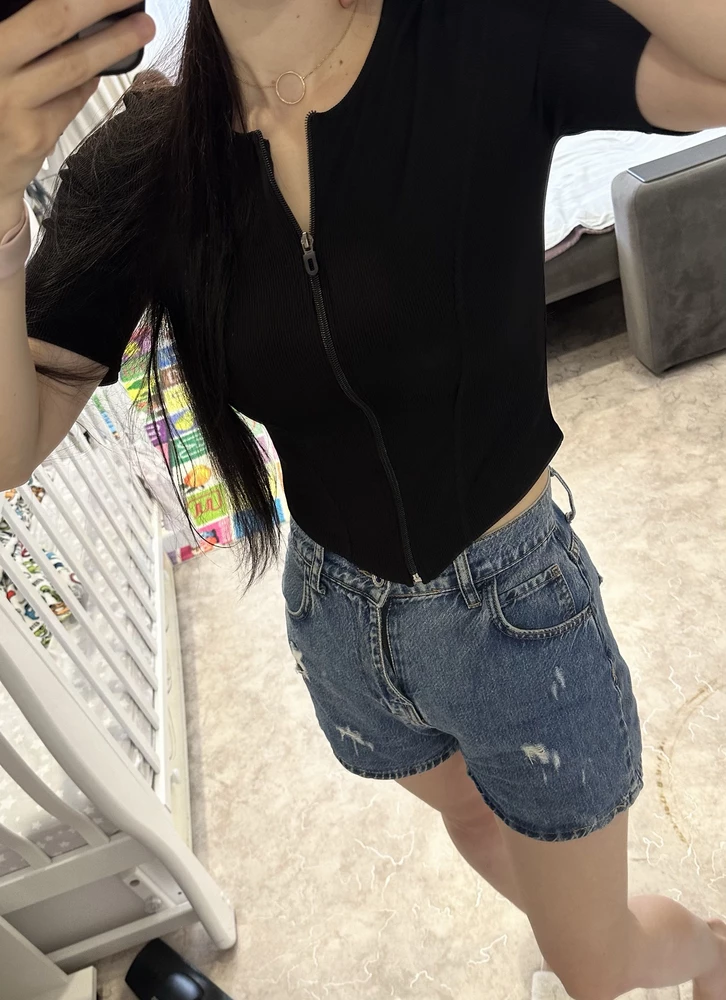 Кофточка очень прикольная))) как со штанами, так и с шортами)) очень легкая))  подчеркивает фигуру 👍 хочу теперь все цвета 😍