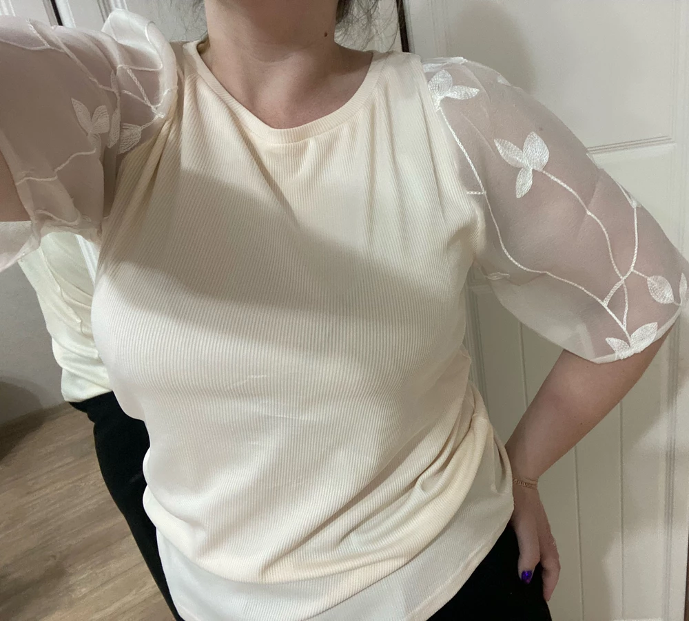 Оригинальная блузка за счет своих рукавов, можно и на работу, и на тусу😅