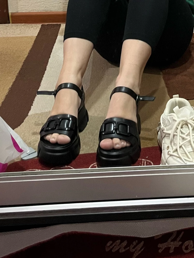 Хорошие босоножки, меня все устроило)) 38 размер подошел на 38. Стопа у меня широкая и высокий подъем, то, что нужно)