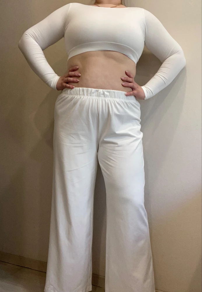 Безумно мягкий ,приятный к телу и на ощупь костюмчик.
Хорошо сел по фигуре😍
Цена адекватная.Рекомендую к покупке!