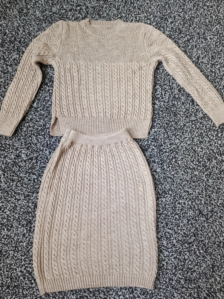 Костюм просто чудо. Не думала что за эти деньги может такое еще быть.
Мой размер 50, фигура груша. Сел отлично.
Заказывала в двух цветах, оставила этот.
Однозначно рекомендую.
Спасибо производителю и валбрейсу.