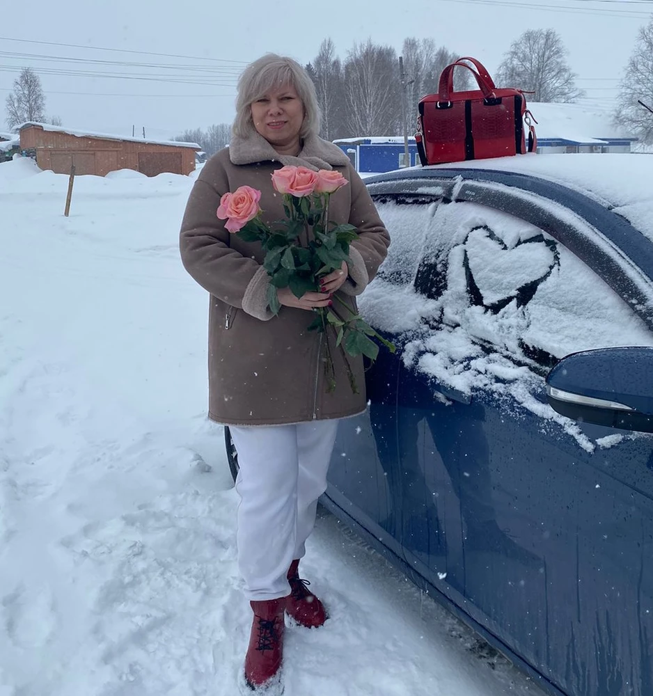 Отличная дубленка. Всю зиму только в ней ходила и ездила. Не мнется. Боялась, что без капюшона замерзну, но шапка теплая была))