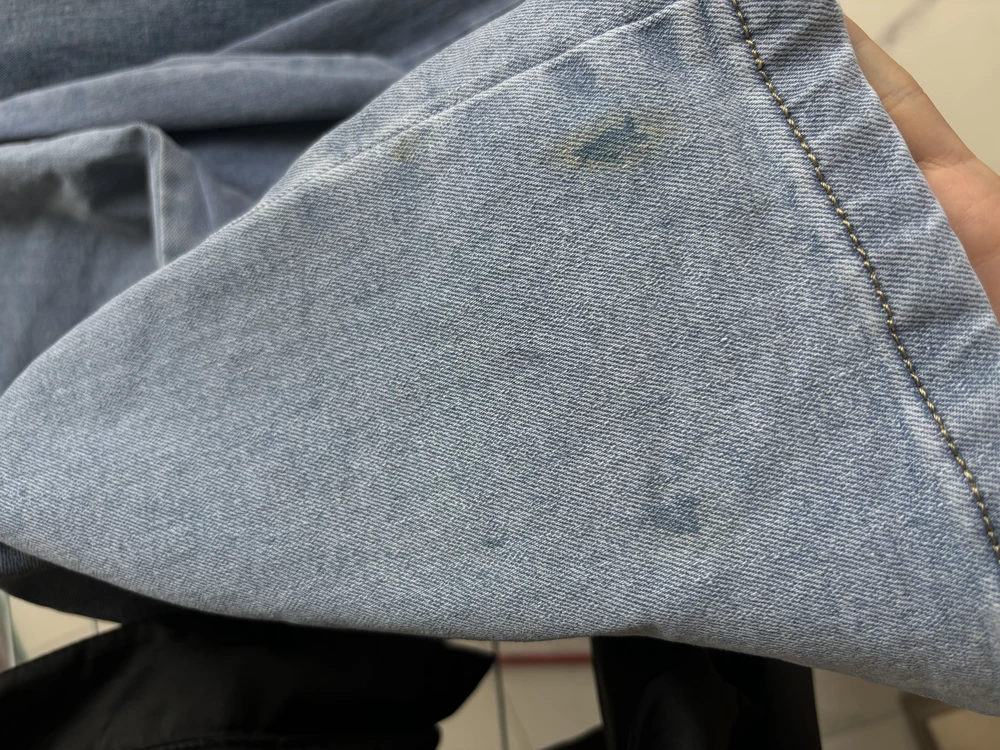 После прогулки в наших погодных условиях на джинсы попало несколько капель грязи. При попытке застирать штанину остались яркие голубые пятна (как будто штанина мокрая). После машинной стирки также ничего не поменялось.