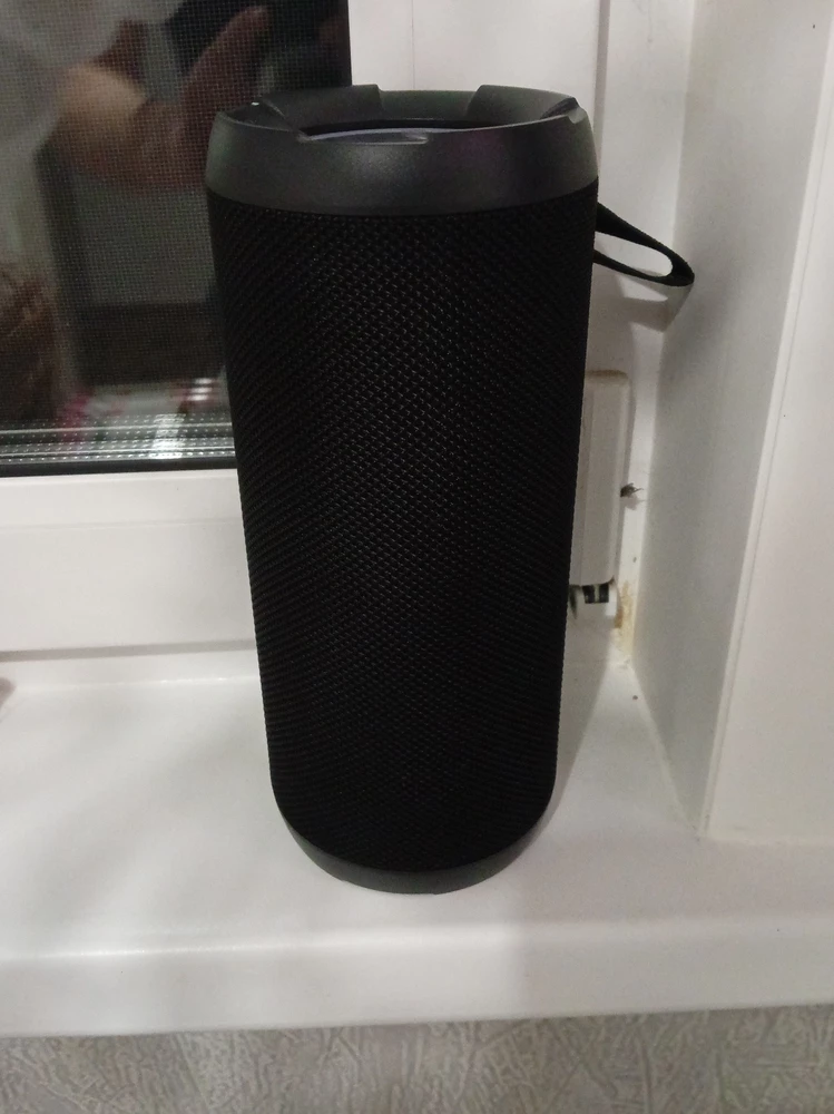 Колоночка порадовала упаковано превосходно звук не хуже чем jbl массивная для дома для отдыха на природе просто супер.Рекомендую однозначно.