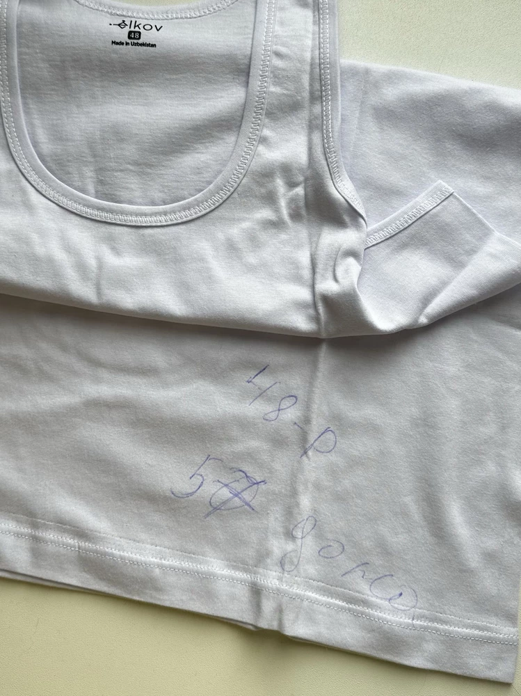 Каак?! Как такое допустимо? Открыли черную и серую на зимний период, к потеплению распакавали белую. И что мы видим?! Ручкой на белой (!!!) майке надписи размерного ряда! Отлично, спасибо за новую тряпку для пыли.