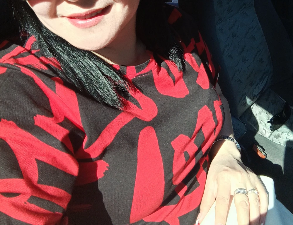 Платье достаточно простое. На 50 р-р заказала 54! В самый раз .Цвет, фасон как и ожидала 👍👍