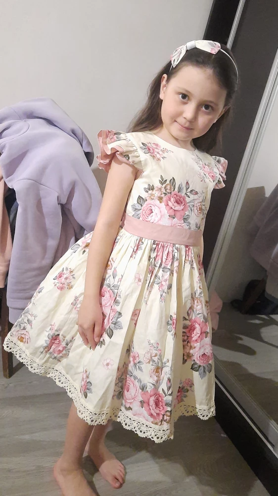 Извините за фон)) Платье очень красивое, дочь выбирала сама для выпускного. Она в восторге!