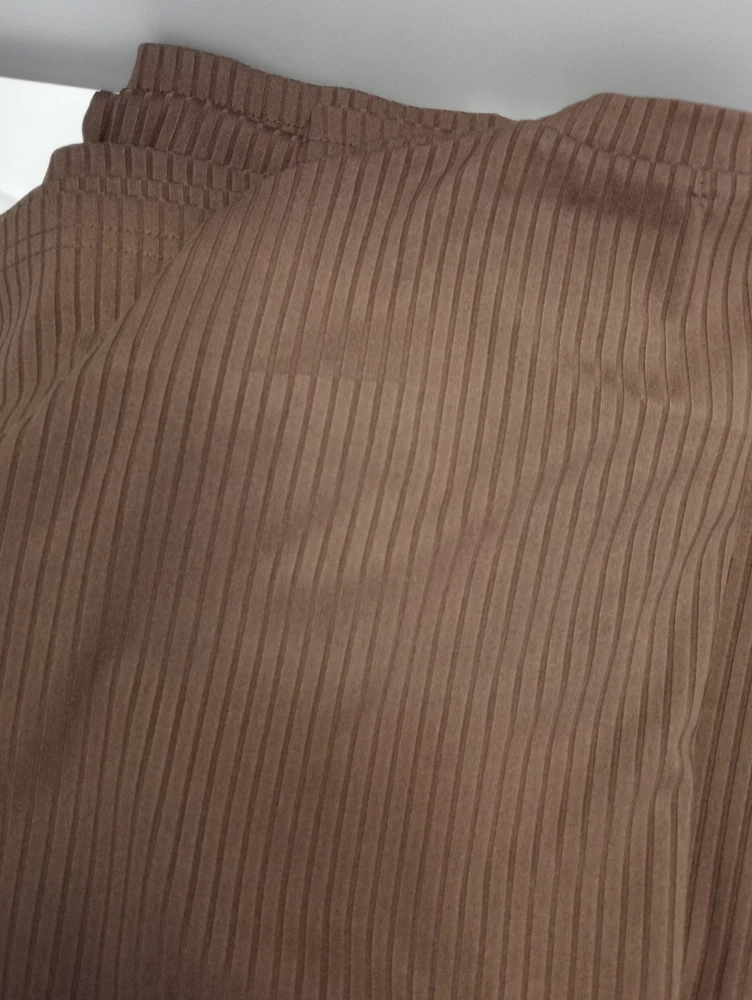 Хороший костюм. Оттенок отличается. Не подошёл.